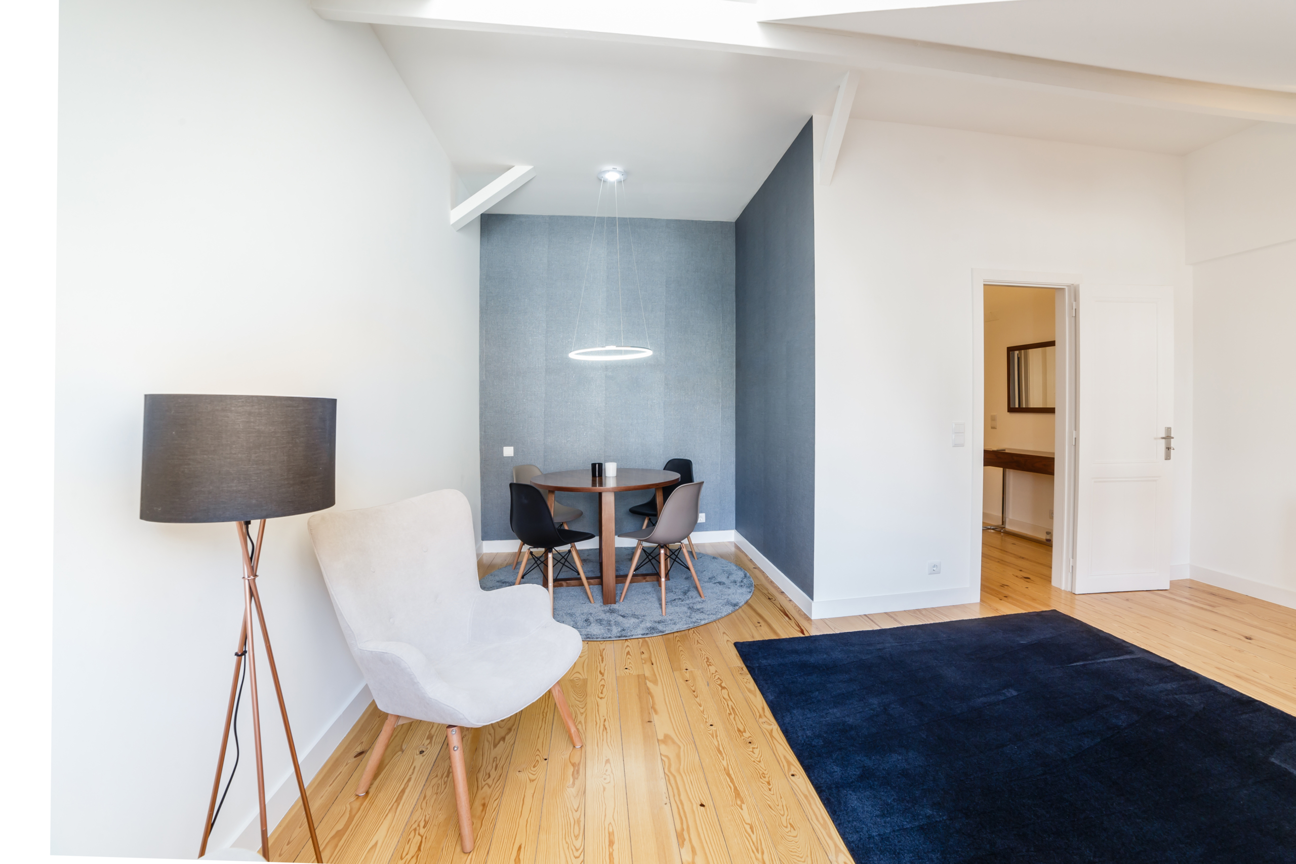 Modern apartment with white walls and light wooden floor دوبلکس جادار