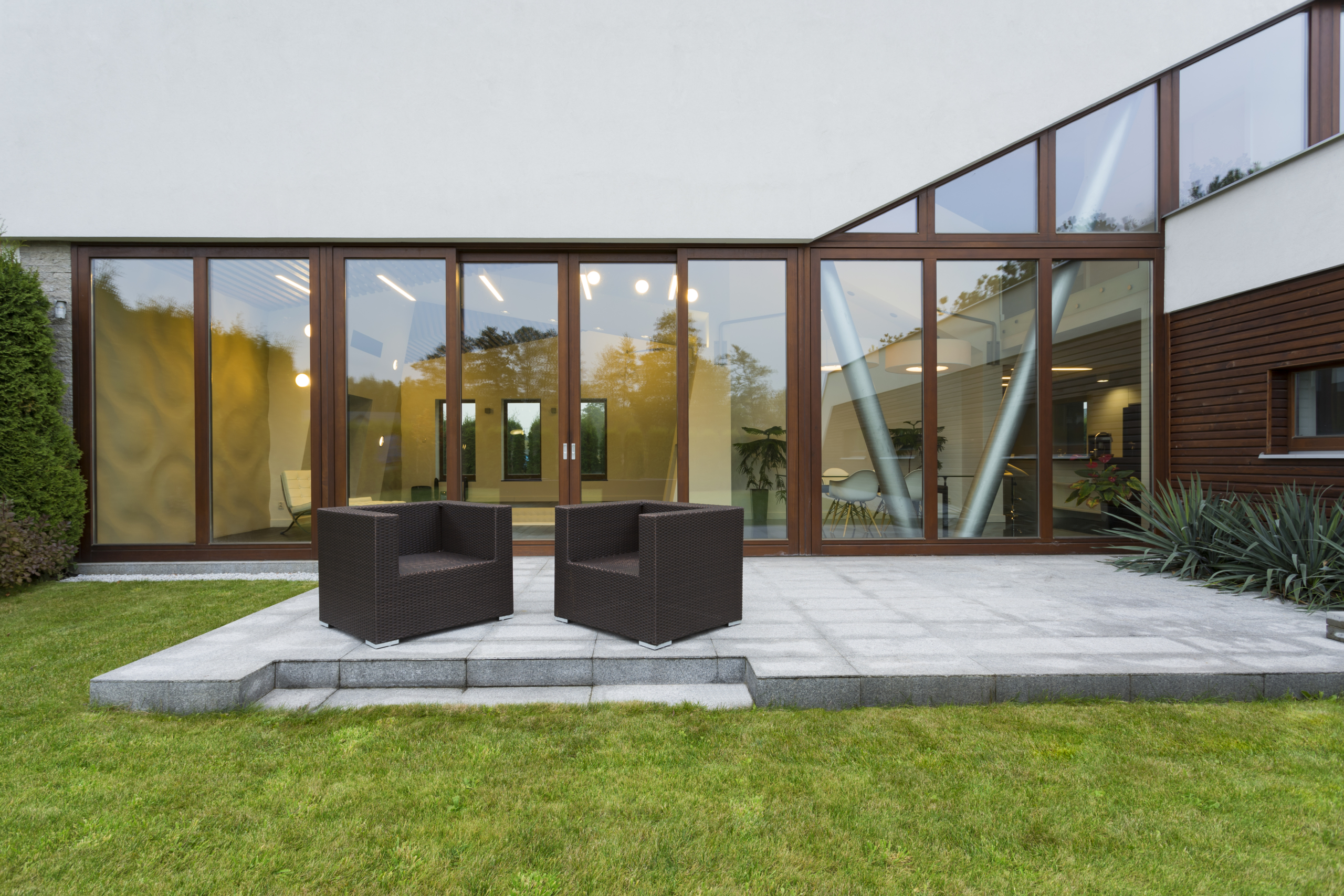 Villa patio with rattan chairs ملک آب نما